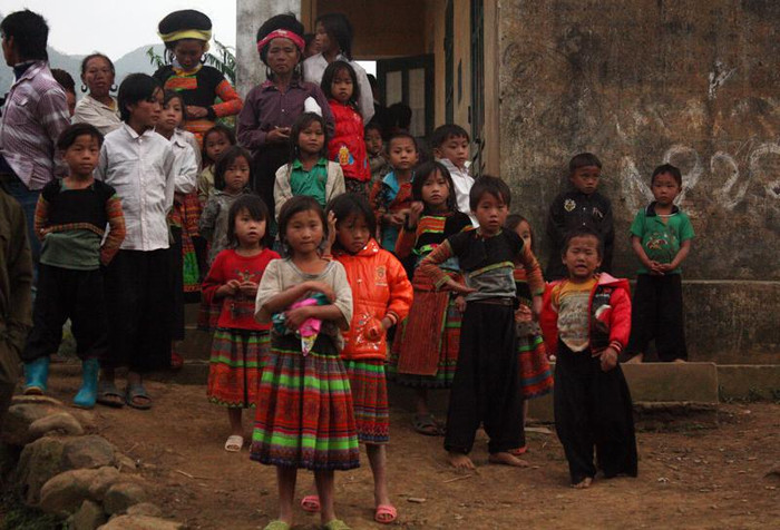 Đặc biệt là hình ảnh các em và người dân đứng ở lớp học nhìn theo cho đến tận chiếc xe cuối cùng khuất bóng. Đặc biệt là hình ảnh các em và người dân đứng ở lớp học nhìn theo cho đến tận chiếc xe cuối cùng khuất bóng.