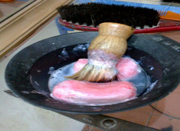 Một trong những dịch vụ vẫn được xem là đặc sản của những quán cắt tóc nam là nghệ thuật lấy ráy tai. Thò chiếc ngoáy chuyên dụng được rút từ một lọ hoa nhỏ, lấy tay cậy cậy nơi đầu phía đầu ngoáy, phó cạo cứ thế tỉ mỉ vừa soi đèn vừa ngoáy. Với dịch vụ cắt – cạo như vậy khách hàng chỉ phải trả chi phí từ 15.000 – 20.000 đồng/lần.