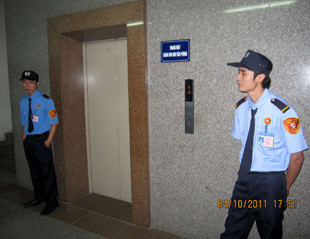 Công ty Kinh đô đột ngột cho chặn 1 thang máy lớn nhất và thuê bảo vệ đúng canh, không cho dân cư của tòa nhà ra vào. Công ty Kinh đô đột ngột cho chặn 1 thang máy lớn nhất và thuê bảo vệ đúng canh, không cho dân cư của tòa nhà ra vào.