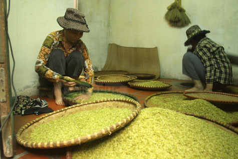 Nhiều bạn đọc tỏ ra ngạc nhiên, thậm chí bày tỏ sự phẫn nộ, đau đớn khi cốm làng Vòng bị nhuộm màu một cách công khai.