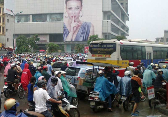 Cảnh tắc đường kéo dài nhiều giờ đồng hồ trước cửa siêu thị Pico trong ngày khai trương. (Ảnh: ICTnews) Cảnh tắc đường kéo dài nhiều giờ đồng hồ trước cửa siêu thị Pico trong ngày khai trương. (Ảnh: ICTnews)