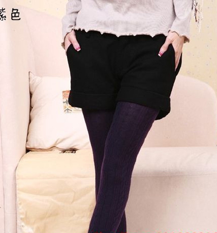 Quần tất len vân dẫm gót, chất dày dặn. “Quần này mặc ấm và xinh thôi rồi!” – một bạn gái khen ngợi. Giá bán ở một số cửa hàng là 90.000 đồng/chiếc. Quần tất len vân dẫm gót, chất dày dặn. “Quần này mặc ấm và xinh thôi rồi!” – một bạn gái khen ngợi. Giá bán ở một số cửa hàng là 90.000 đồng/chiếc.