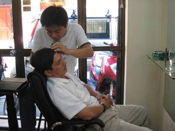 Khách hàng đến với dịch vụ này chủ yếu là nam giới; khoảng 30% là nữ giới. Khách chủ yếu ở độ tuổi trung niên, thanh niên cũng có nhưng không nhiều. Khách hàng đến với dịch vụ này chủ yếu là nam giới; khoảng 30% là nữ giới. Khách chủ yếu ở độ tuổi trung niên, thanh niên cũng có nhưng không nhiều.