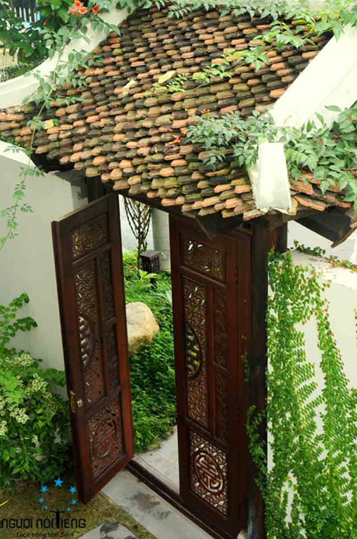 Cánh cổng gỗ nhỏ, mái ngói xô nghiêng, vườn cây xanh mát và gói gọn trong đó là một kiến trúc bằng gỗ đậm nét văn minh Châu thổ sông Hồng. Khi bước vào khuôn viên của nhà Hồng Nhung ta cảm nhận được ngay nét xưa hoài niệm và sự an bình, mộc mạc ngay trong Sài Gòn đô thị ồn ào.