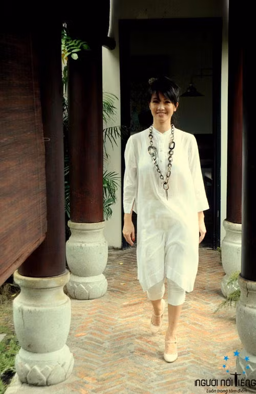 Hồng Nhung chia sẻ, để có được không gian sống ưng ý là nhờ công của nhạc sĩ Dương Thụ, họa sĩ Nguyễn Thanh Trúc, nhạc sĩ Mạnh Đức.