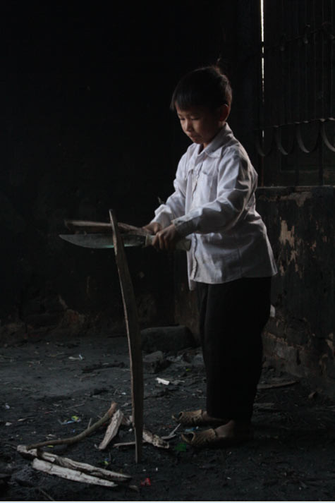 "Cả chuyến đi mình không khóc thành tiếng như khi về HN rồi nhìn lại bức ảnh này, mắt mình lại ngân ngấn nước..." "Cả chuyến đi mình không khóc thành tiếng như khi về HN rồi nhìn lại bức ảnh này, mắt mình lại ngân ngấn nước..."