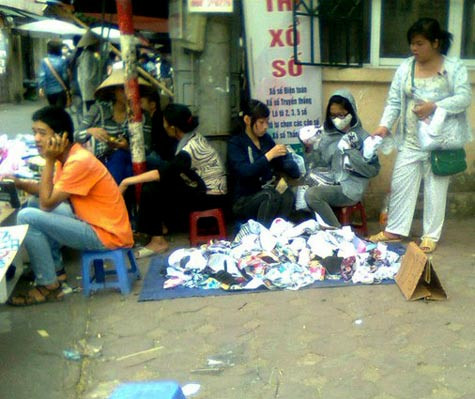 Theo TS Nguyễn Duy Thịnh, Viện Công nghệ Sinh học và Công nghệ Thực phẩm: Khẩu trang giá rẻ chủ yếu được làm ra từ việc tận dụng vải thừa trong quá trình gia công, "chỉ có thể ngăn được bụi thô, còn bụi tinh thì rất khó. Theo TS Nguyễn Duy Thịnh, Viện Công nghệ Sinh học và Công nghệ Thực phẩm: Khẩu trang giá rẻ chủ yếu được làm ra từ việc tận dụng vải thừa trong quá trình gia công, "chỉ có thể ngăn được bụi thô, còn bụi tinh thì rất khó.