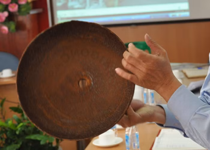 2. Với một bình gas giả, chữ nổi phía trên vỏ bình gas của hãng ga chính hãng sẽ được dập cho mất đi, thậm chí đốt, tháo van, thay đế, rồi hàn lại... để xóa mọi dấu vết của vỏ bình gas chính hãng, thay vào đó là tên của đơn vị khác. (Ảnh chụp phía trong vỏ gas có chữ nhận biết của chính hãng Sài Gòn Gas)