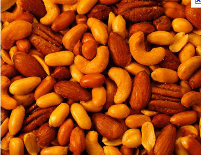 15. Hạt điều: Khi mua hại điều thô trong các cửa hàng, bạn hãy lưu ý rằng những hạt đó có được hấp không và có nguyên chất không. Bởi lẽ, hạt điều nguyên chất có chứa urushiol, là hóa chất gây độc. Hóa chất này có thể gây chết người. 15. Hạt điều: Khi mua hại điều thô trong các cửa hàng, bạn hãy lưu ý rằng những hạt đó có được hấp không và có nguyên chất không. Bởi lẽ, hạt điều nguyên chất có chứa urushiol, là hóa chất gây độc. Hóa chất này có thể gây chết người.