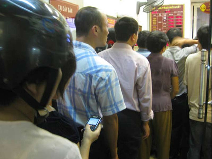 Xếp hàng chờ đợi và liên tục từng phút cập nhật giá vàng. (Ảnh: Tuổi trẻ) Xếp hàng chờ đợi và liên tục từng phút cập nhật giá vàng. (Ảnh: Tuổi trẻ)