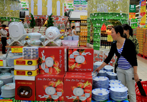 Nhiều mặt hàng gia dụng giảm giá tới 35% phục vụ nhu cầu người dân mua sắm Tết.