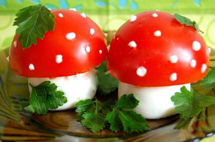 14. Nấm độc: Trong khi nhiều loại nấm ăn có nhiều lợi ích tốt cho sức khỏe, thì một số loại nấm có chứa chất độc như orellanine, gyromitrin, và alpha amanitin cực kỳ nguy hiểm có thể làm chết người. Bạn chỉ cần ăn một vài miếng có thể gây tổn thương gan dẫn tới tử vong. Khi nấu nấm lên, các chất độc trong nấm không hề bị tiêu hủy.. 14. Nấm độc: Trong khi nhiều loại nấm ăn có nhiều lợi ích tốt cho sức khỏe, thì một số loại nấm có chứa chất độc như orellanine, gyromitrin, và alpha amanitin cực kỳ nguy hiểm có thể làm chết người. Bạn chỉ cần ăn một vài miếng có thể gây tổn thương gan dẫn tới tử vong. Khi nấu nấm lên, các chất độc trong nấm không hề bị tiêu hủy..