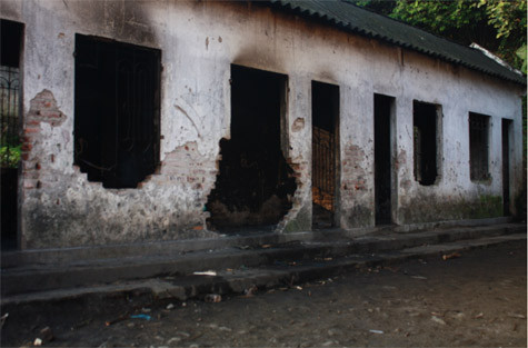 Nói là bếp, chứ thực ra nó như 4 bức tường xây lên che chắn được ít gió thôi, chẳng có cửa giả gì cả. Nói là bếp, chứ thực ra nó như 4 bức tường xây lên che chắn được ít gió thôi, chẳng có cửa giả gì cả.