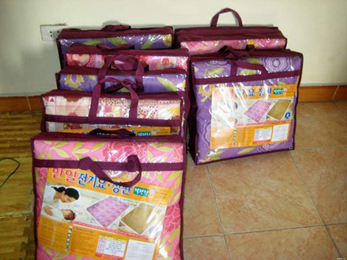 Chỉ cần một lần về Trát Cầu, nhiều người tiêu dùng sẽ không khỏi băn khoăn khi đi chọn mua chăn, ga, gối, đệm cho mùa đông sắp đến tại thị trường Hà Nội khi suy nghĩ "hàng nhái + giá vô cùng" luôn ám ảnh họ. Chỉ cần một lần về Trát Cầu, nhiều người tiêu dùng sẽ không khỏi băn khoăn khi đi chọn mua chăn, ga, gối, đệm cho mùa đông sắp đến tại thị trường Hà Nội khi suy nghĩ "hàng nhái + giá vô cùng" luôn ám ảnh họ.