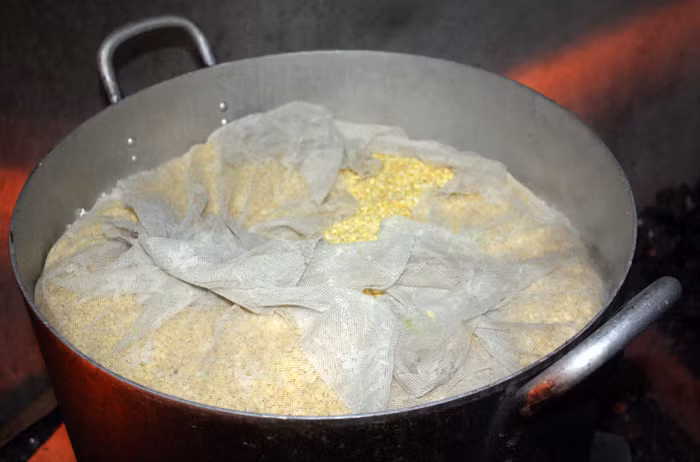 Để có xéo ngon, đỗ được cho vào vải màn thật sạch, đặt lên trên cùng của xoong để chín bằng hơi và không bị ướt.