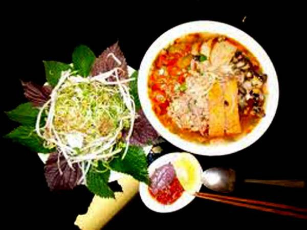 Khác với phở có vị béo ngậy và ngọt; khác với cháo có vị thanh thanh, man mát; bún riêu có vị ngọt đậm, nước dùng hơi dôn dốt chua, phảng phất mùi cua đồng.