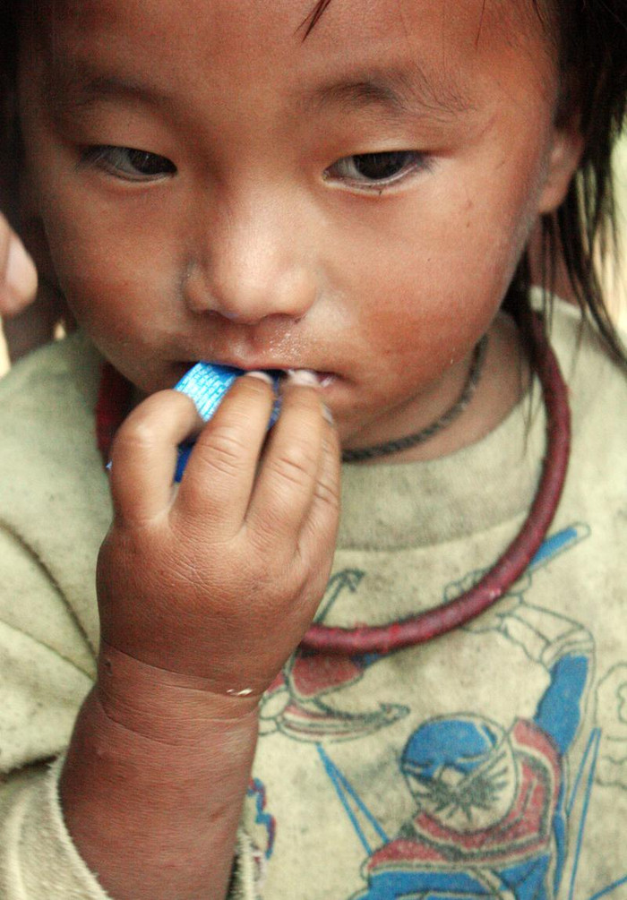 Được cho kẹo nhưng các em còn không biết bóc để ăn. Được cho kẹo nhưng các em còn không biết bóc để ăn.