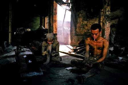 “Nén nhang dân gian truyền thống đúng nghĩa phải hoàn toàn làm từ thảo mộc thiên nhiên thanh khiết - hàm chứa nét văn hóa linh thiêng. Tuy nhiên, phóng viên Vietnamnet lại phát hiện ra: Chân nhang được tẩm axit photphoric để nhang cuốn tàn sau khi cháy - bột làm nhang hoàn toàn bằng mùn cưa, rồi xịt hóa chất tạo mùi thơm ! Đó là “công nghệ” chung ở khắp các làng nghề sản xuất hương nhang. mùn cưa, rồi xịt hóa chất tạo mùi thơm!