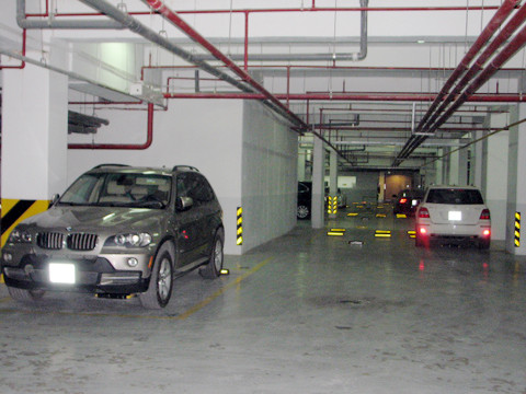 Nếu muốn để xe tại tầng hầm Golden Westlake, cư dân buộc phải đóng "một cục" lên đến gần 1 tỷ đồng cho 38 năm. (Ảnh: VNE) Nếu muốn để xe tại tầng hầm Golden Westlake, cư dân buộc phải đóng "một cục" lên đến gần 1 tỷ đồng cho 38 năm. (Ảnh: VNE)