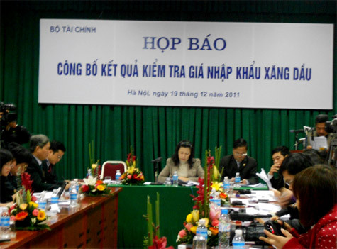 Trong buổi họp báo sáng nay (ngày 19/12), Bộ Tài chính cho biết: Tại thời điểm 26/8/2011, kết quả kinh doanh xăng dầu nội địa của các doanh nghiệp từ 1/7 – 26/8/2011 về cơ bản không lỗ lớn hoặc có lãi. (Ảnh: Khuê Hạ) Trong buổi họp báo sáng nay (ngày 19/12), Bộ Tài chính cho biết: Tại thời điểm 26/8/2011, kết quả kinh doanh xăng dầu nội địa của các doanh nghiệp từ 1/7 – 26/8/2011 về cơ bản không lỗ lớn hoặc có lãi. (Ảnh: Khuê Hạ)