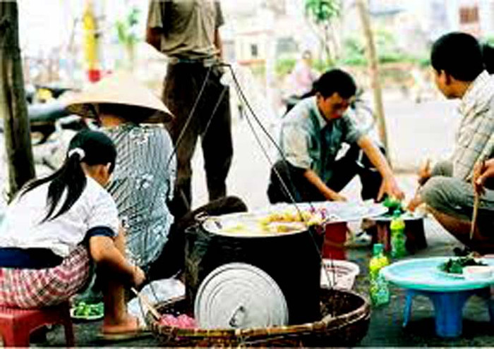 5. Bún đậu mắm tôm: Một chiếc bếp than phần phật lửa reo. Một chảo dầu rán nổ lách tách. Những miếng đậu phụ phồng lên mỡ màng. Vài lát bún óng mượt. Bát mắm tôm dậy mùi đặc trưng ... Đó là chính là bún đậu mắm tôm đất Hà Thành, một món ăn rất được ưa chuộng trong khẩu vị người Hà Nội.