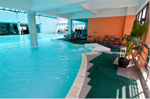 Nếu như các bể bơi nước nóng trong nhà khác thường bịt kín trong một diện tích chật hẹp, bí bách chẳng khác nào một phòng tắm nhỏ thì bể bơi 20 Thụy Khuê với ưu điểm rộng rãi, khoáng đãng, được thiết kế đặc biệt với các lớp cửa kính trong suốt nhìn ra toàn cảnh hồ Tây.