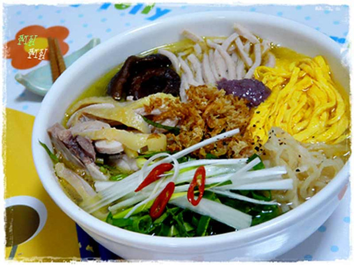 2. Bún Thang: Đây là món ăn nổi tiếng ở Hà Nội. Quan trọng nhất của món thang là nước dùng, trong đó vị gà và vị tôm khô rất quan trọng. Để nấu một nồi nước dùng của bún thang cho đúng cách cầu kỳ của nó, người ta thường nấu hai lần gà. Con gà đầu chín vừa đủ để lấy thịt xé tơi ra bầy vào bát. Xương của nó được cho vào nồi ninh tiếp với con gà thứ hai cho đến khi nhừ để làm nước dùng.