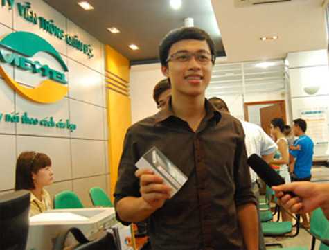 Giá máy iPhone 4S loại 16GB, 32GB, 64GB sẽ có mức giá lần lượt là 16.400.000đ, 18.900.000đ và 21.000.000đ bắt đầu từ ngày 16/12/2011.