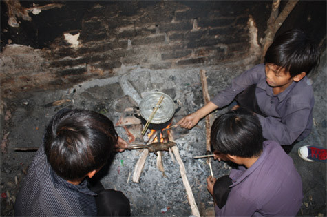 Xót xa thay cảnh các em nhỏ phải tự nấu ăn. Thường thì 3,4 em chung lại nấu, cũng có em chỉ nấu ăn một mình. Xót xa thay cảnh các em nhỏ phải tự nấu ăn. Thường thì 3,4 em chung lại nấu, cũng có em chỉ nấu ăn một mình.