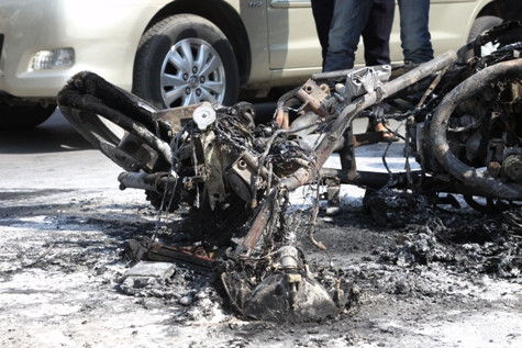 Theo ông Đỗ Hữu Đức, Cục phó Cục đăng kiểm Việt Nam: Không nên vội vàng kết luận trước khi có kết luận về nguyên nhân của việc cháy, nổ của công an điều tra, tránh gây hoang mang cho người tiêu dùng. Theo ông Đỗ Hữu Đức, Cục phó Cục đăng kiểm Việt Nam: Không nên vội vàng kết luận trước khi có kết luận về nguyên nhân của việc cháy, nổ của công an điều tra, tránh gây hoang mang cho người tiêu dùng.