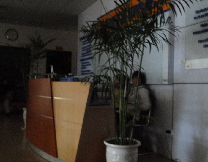 Nhân viên của Việt Long lo lắng: "Vinaconex cắt điện, chúng tôi phải nghỉ làm, tiền lương bị cắt giảm. Chưa nói tới việc, kinh doanh bị sụt giảm, doanh thu thấp hơn tới 60%, chắc chắn Tết này tiền thưởng của chúng tôi chẳng được bao nhiêu".