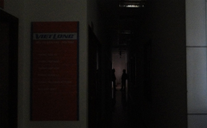 Tuy nhiên, những ngày vừa qua, 400 nhân viên của siêu thị này lại "mất ăn mất ngủ" vì thường xuyên bị cắt điện trong giờ kinh doanh cao điểm.