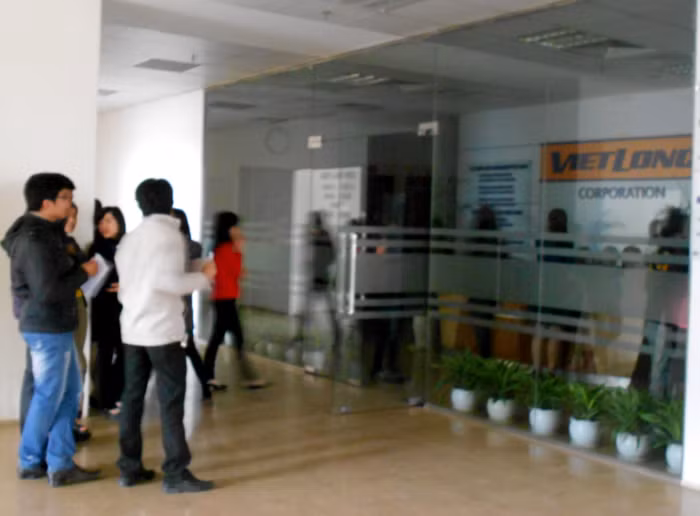 Cảnh đứng chầu chực điện này đã khiến nhiều nhân viên siêu thị mệt mỏi và hoang mang. Họ bức xúc tột cùng trước việc cắt điện vô căn cứ của bên cho thuê tòa nhà (Công ty Vinaconex, trong đó công ty Sơn Hà chiếm hơn 75% cổ phần). Cảnh đứng chầu chực điện này đã khiến nhiều nhân viên siêu thị mệt mỏi và hoang mang. Họ bức xúc tột cùng trước việc cắt điện vô căn cứ của bên cho thuê tòa nhà (Công ty Vinaconex, trong đó công ty Sơn Hà chiếm hơn 75% cổ phần).