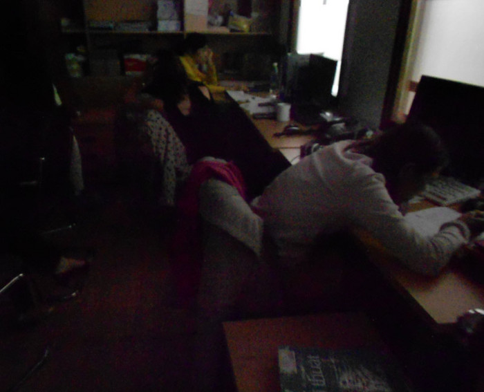 Nhiều người khác thuộc các bộ phận quan trọng của siêu thị đều phải nghỉ làm vì không có điện, mọi dữ liệu đều nằm trong máy tính. Cảnh vạ vật này diễn ra thường xuyên cách đây 2 ngày.