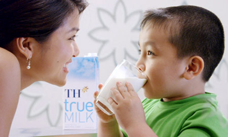 Khi nhãn hiệu TH True Milk chính thức gia nhập thị trường sữa Việt Nam, cùng với quảng cáo “sữa TH – sữa sạch”, “thực sự thiên nhiên” đã dấy lên một làn sóng phản đối của không ít doanh nghiệp sữa. Khi nhãn hiệu TH True Milk chính thức gia nhập thị trường sữa Việt Nam, cùng với quảng cáo “sữa TH – sữa sạch”, “thực sự thiên nhiên” đã dấy lên một làn sóng phản đối của không ít doanh nghiệp sữa.