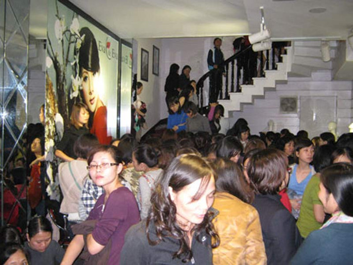 Bên trong cửa hàng, chỉ thấy người là người Bên trong cửa hàng, chỉ thấy người là người