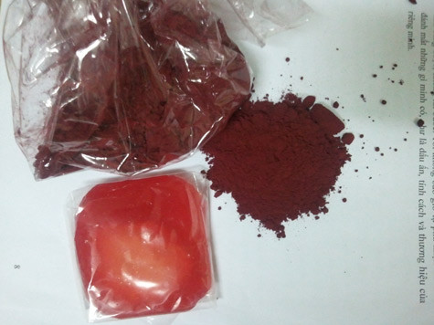 Bột phẩm màu làm bánh xu xê được gói sơ sài trong túi bóng trắng, không nhãn mác, bao bì, không rõ nguồn gốc xuất xứ.