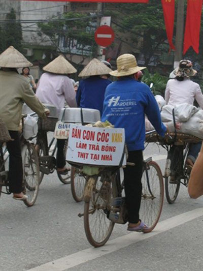 7. Làm thịt, chế biến ruốc cóc di động. Bán thịt cóc là một công việc không đòi hỏi nhiều vốn liếng, nếu chịu khó thì cũng có thu nhập tạm ổn nên nhiều người ở quê thường kéo anh em, con cháu đi bán cùng. Vài năm trở lại đây, phố phường Hà Nội đã tràn ngập người bán thịt cóc. 7. Làm thịt, chế biến ruốc cóc di động. Bán thịt cóc là một công việc không đòi hỏi nhiều vốn liếng, nếu chịu khó thì cũng có thu nhập tạm ổn nên nhiều người ở quê thường kéo anh em, con cháu đi bán cùng. Vài năm trở lại đây, phố phường Hà Nội đã tràn ngập người bán thịt cóc.