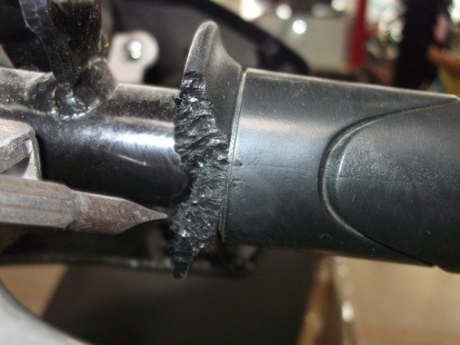 Chuột cắn cả tay lái xe. Chuột cắn cả tay lái xe.