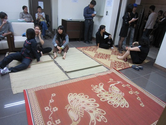 Chăn, chiếu đã được cư dân mang đến văn phòng của Công ty Chestnut Vina để nghỉ ngơi và đòi quyền lợi khi điện, cầu thang máy đã bị "cấm cửa". (Ảnh nguồn: Giáo dục Việt Nam) Chăn, chiếu đã được cư dân mang đến văn phòng của Công ty Chestnut Vina để nghỉ ngơi và đòi quyền lợi khi điện, cầu thang máy đã bị "cấm cửa". (Ảnh nguồn: Giáo dục Việt Nam)