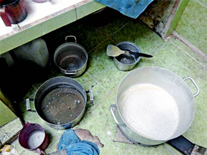 Cùng với công nghệ chế biến mỹ phẩm “siêu tốc”, BS Huỳnh Huy Hoàng - BV Da liễu TP.HCM cảnh báo: Thành phần của các loại kem này thường là nhiều chất độc hại có nồng độ quá mức. Người sử dụng các loại kem này có thể bị tác dụng tức thời như đỏ da, rộp da, khó thở, phải nhập viện.