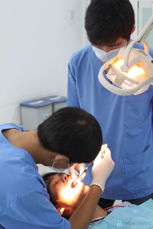 Tuy vậy, nguyên Phó Giám đốc bệnh viện Răng Hàm Mặt Trần Hưng Đạo, TP.HCM từng cảnh báo: Tẩy trắng răng thực ra là dùng axit cho thấm qua lớp men để làm biến đổi màu của lớp ngà bên trong. Vì lớp ngà này có cảm giác nên bệnh nhân sẽ thấy ê buốt trong suốt quá trình tẩy trắng kéo dài ít nhất 5 ngày 5 đêm. Hơn nữa không phải ai tẩy răng cũng trắng cho nên thường bác sĩ không thể cam kết hiệu quả với bệnh nhân.