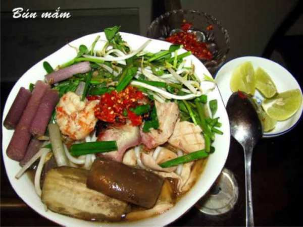 Ăn bún mắm, các bạn cảm thấy chất ngọt lạ lùng của cá lóc đồng ruộng, chất cay nồng của ớt sống thơm quện hương xả, chất mặn mòi của mắm sặc đồng quê, sẽ làm tô bún lạ miệng hấp dẫn vô cùng.