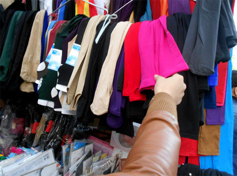 Ngoài màu đen, màu da truyền thống, xu hướng chọn quần tất năm nay còn thiên về những màu đậm như hồng, đỏ, xanh,...