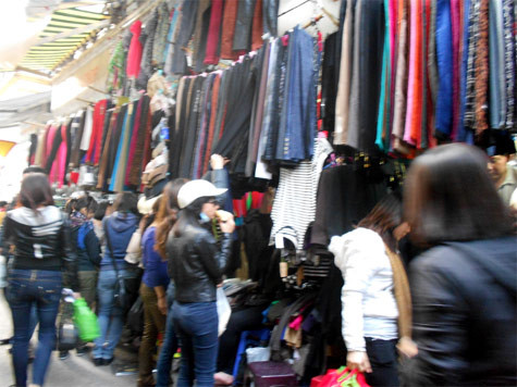 Phố Gia Ngư (Hoàn Kiếm, Hà Nội), mỗi ngày có hàng nghìn khách tới hỏi mua quần tất.