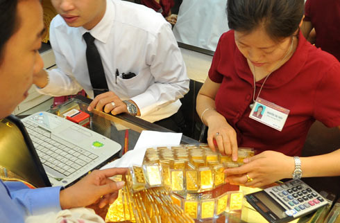 Vàng trong nước hiện vẫn còn cao hơn thế giới khoảng 2 triệu đồng/lượng trước sự can thiệp mạnh tay của Ngân hàng Nhà nước. Vàng trong nước hiện vẫn còn cao hơn thế giới khoảng 2 triệu đồng/lượng trước sự can thiệp mạnh tay của Ngân hàng Nhà nước.