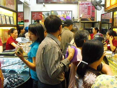 Ông Trúc cho rằng, một số doanh nghiệp vàng lớn như SJC thời gian qua chỉ sản xuất, gia công cầm chừng, tạo hiện tượng khan hiếm vàng giả, khiến giá trong nước bị đẩy lên quá cao so với giá thế giới.