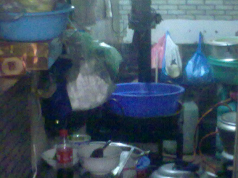 "Hậu trường" lò sản xuất bánh xu xê nhà chị H. trên phố Hàng Than (Hà Nội).