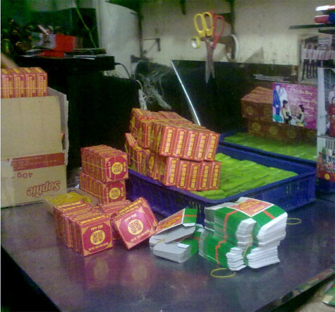 Lô bánh xu xê này chuẩn bị chuyển giao cho khách hàng nhưng trên bao bì sản phẩm chi ghi "hạn sử dụng bánh trong 4 ngày" nhưng hoàn toàn không có ngày sản xuất.