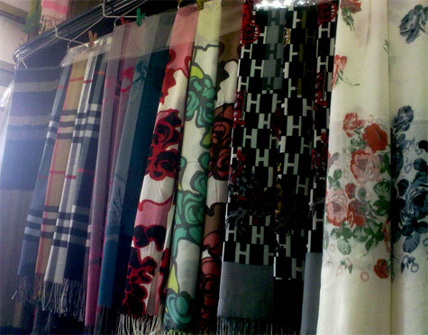 Những chiếc khăn "Made in China" nhưng khi khách hàng hỏi, chủ quán trả lời "né": Đó là hàng đũi.